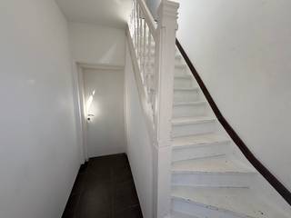 <p>Ontdek deze verzorgde en vernieuwde halfopen woning, gelegen in een rustige en kindvriendelijke buurt in Roeselare. De woning werd ongeveer 10 jaar geleden grondig vernieuwd en is instapklaar.</p>
<p><strong>Indeling:</strong><br /><strong>Gelijkvloers:</strong> inkomhal met trap, lichtrijke woonkamer met salon, volledig ingerichte keuken en praktische wasplaats met berging.<br /><strong>Verdieping:</strong> nachthal, badkamer met lavabo en douche, en twee volwaardige slaapkamers.<br /><strong>Buiten:</strong> ruim zonneterras, grote zonnige tuin en oprit.</p>
<p><strong>Troeven:</strong></p>
<ul><li>Instapklare woning, vernieuwd circa 10 jaar geleden;</li><li>Grote, zonnige tuin met veel buitenruimte;</li><li>Gelegen in een rustige en kindvriendelijke woonwijk;</li><li>Tal van mogelijkheden voor uitbreiding of persoonlijke inrichting.</li><li>Gunstige EPC 223 kWh/m² jaar</li><li>Elek conform </li></ul>