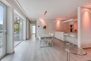 Welkom op de Populierenstraat 35 te Kuringen-Hasselt. Deze moderne woning is gelegen in een bijzonder gegeerde en rustige buurt. Hier geniet u van het comfort van een fijne woonomgeving, terwijl het bruisende stadscentrum van Hasselt zich op een boogscheut afstand bevindt. Een toplocatie die het beste van twee werelden combineert!<br /><br />Deze recente woning (bouwjaar 2018) staat op een mooi perceel van 4 are 50 centiare en beschikt over een comfortabele bewoonbare oppervlakte van circa 140 m². <br />Met een gunstig EPC-label A en het officiële kenmerk van een BEN-woning (Bijna-Energie-Neutraal), inclusief 12 zonnepanelen, is deze woning een absolute koploper op het vlak van energiezuinigheid.<br /><br />Bij het betreden van de woning komt u terecht in de inkomhal, die toegang biedt tot de lichte, open leefruimte. Dankzij de grote raampartijen geniet u hier van een prachtig zicht op de tuin. In deze leefruimte bevindt zich de moderne open keuken, met direct daarnaast een praktische, aparte berging. Extra troef op het gelijkvloers, is de aanwezigheid van een eerste slaapkamer met een eigen, aangrenzende badkamer.<br /><br />Op de eerste verdieping vindt u nog eens twee volwaardige slaapkamers terug, evenals een tweede badkamer en een aparte dressing.<br /><br />Via het zolderluik heeft u toegang tot de zolderverdieping, die perfect kan dienen als extra opbergruimte.<br /><br />Buiten vindt u de gezellige tuin waar het heerlijk vertoeven is met 2 aparte terrassen en zithoeken voorzien.<br /><br />Bent u op zoek naar een instapklare, recente, energiezuinige BEN-woning met 3 slaapkamers en 2 badkamers?<br />Neem dan vandaag nog contact met ons op voor meer informatie of een bezichtiging op onze bezoekdag. <br /><br />Bestuursmaatregelen in het maatregelenregister: nee