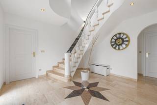 Deze woning in mediterrane stijl is rustig gelegen in Kaulille (Bocholt) op een perceel van 899 m². De woning beschikt over een inkomhal met gastentoilet, een leefruimte, eetkamer, keuken, wasplaats, vier slaapkamers, twee badkamers en een dubbele inpandige garage. Daarnaast is er een volledig ingericht bijgebouw aanwezig.<br /><br />Indeling:<br />Via de centrale inkomhal met gastentoilet betreedt u de woning. Van hieruit heeft u toegang tot de open leefruimte met zithoek en eethoek, die in verbinding staat met de keuken. De keuken is uitgerust met een inductiekookplaat, afzuigkap, vaatwasser, microgolfoven, combi-oven en voldoende opbergruimte. Aansluitend bereikt u de berging/wasplaats, de inpandige garage en de tweede badkamer. Verder bevindt zich op het gelijkvloers nog één ruime slaapkamer, die eveneens perfect kan dienen als bureau of kantoorruimte.<br /><br />Verdieping:<br />Op de verdieping bevinden zich drie slaapkamers en een ruime badkamer dewelke voorzien is van een ligbad, inloopdouche, toilet en dubbele wastafel.<br /><br />De woning is bovendien gedeeltelijk onderkelderd en toegankelijk via de inpandige garage.<br /><br />Bijgebouw:<br />Het bijgebouw wordt betreden via een inkomhal met gastentoilet. Van hieruit heeft u toegang tot de leefruimte met open keuken, uitgerust met de nodige toestellen. Op de verdieping bevinden zich nog één slaapkamer, een wasplaats en een badkamer met douche, enkele wastafel en toilet.<br /><br />Bijzonderheden:<br />* Centrale ligging nabij voorzieningen en scholen<br />* Volledig ingericht bijgebouw<br />* Voldoende parkeergelegenheid aan de woning<br />* Zonnepanelen en thuisbatterij<br />* Veel lichtinval<br />* Voorzien van elektrische rolluiken