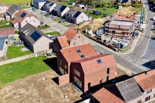Nieuwbouw woning in halfopen verband in Kerkom, een landelijke deelgemeente van Boutersem. De woningen worden opgetrokken in een moderne stijl en hebben een bruto vloeroppervlakte van 232m². Beide woningen zijn ontworpen om volop van daglicht te genieten en de leefruimte op het gelijkvloers met luxueus ingerichte keuken is volledig naar de tuin gericht. Op de verdieping zijn er 3 slaapkamers, waaronder een ruime master bedroom met en-suite badkamer en een gedeelde douchekamer tussen de twee andere kamers.
De tuinen met terras worden volledig aangelegd, net als de opritten vooraan de woningen die de nodige parkeerplaatsen bieden. 
De woningen zijn gelegen op een mooi stuk grond dat achteraan uitgeeft op agrarisch gebied, De woningen worden volledig afgewerkt opgeleverd. Voor de inrichting zijn ruime budgetten voorzien, Ook de voor- en achtertuin, het terras en de oprit vooraan de woning worden volledig aangelegd.De woningen worden instapklaar en tot in de puntjes afgewerkt opgeleverd door Guilliams Construction Solutions. Daarom bouwen ze graag in nauwe samenwerking met de toekomstige bewoners, zodat zij hun eigen keuzes kunnen maken wat betreft de inrichting en de afwerking. Voor elke fase is er een ruim budget voorzien. Heeft u nog bijkomende wensen die niet binnen het standaardpakket vallen, dan zorgen zij voor een passende uitwerking op maat.