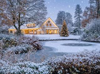 Charmante villa met ruime uitbreidingsmogelijkheden op een uniek privé-domein grenzend aan natuurgebied te Schilde<br /><br />In één van de meest gegeerde en residentiële buurten van Schilde, discreet gelegen aan het einde van een doodlopende straat, bevindt zich deze karaktervolle villa op een uitzonderlijk perceel van ca. 14.990 m², waarvan een deel ingericht werd voor het houden van dieren met eigen verblijf. Een locatie waar rust, privacy, natuurbeleving en comfort naadloos samenkomen.<br /><br />Indeling gelijkvloers:<br />De villa verwelkomt u via een ruime en lichtrijke inkomhal met vestiaire en gastentoilet. Vanuit hier bereikt u de aangename leefruimte met open haard en grote raampartijen, die zorgen voor een prachtig uitzicht op de fraai aangelegde tuin. Aansluitend bevindt zich een sfeervolle leefveranda, volledig omringd door schuiframen en voorzien van automatische zonnescreens, zodat u het hele jaar door geniet van een maximale lichtinval en een harmonieus zicht op het groen.<br /><br />De volledig uitgeruste keuken biedt eveneens zicht op en directe toegang tot het terras en wordt vergezeld door een praktische berging. Aansluitend bevindt zich een tweede gezellige leef- en eetruimte, voorzien van een houtkachel, wat deze ruimte bijzonder warm en uitnodigend maakt. Tevens is er een aparte bureauruimte, ideaal voor wie praktijk- of kantooractiviteiten aan huis wenst. De inpandige garage met automatische poort biedt plaats aan twee voertuigen.<br /><br />Eerste verdieping:<br />De nachthal leidt naar de master bedroom met ensuite badkamer, aangevuld met drie comfortabele, volwaardige slaapkamers. Daarnaast is er een tweede badkamer met douche en een bijzonder ruime, functionele wasplaats.<br /><br />Tuin en buitenbeleving:<br />De zuidwest-georiënteerde parktuin vormt een ware oase van rust, met weidse vergezichten en een bijzonder harmonieuze groenbeleving. De tuin werd smaakvol aangelegd, inclusief een fraaie vijverpartij, en beschikt bovendien over een bijgebouw/stal voor het houden van dieren — ideaal voor paarden- of dierenliefhebbers, of voor wie een hobbyproject wenst te realiseren.<br /><br />Bijzonderheden:<br />- Maximale privacy, prestigieuze ligging & ideale zonoriëntatie<br />- Renovaties: 1997 (aanbouw leefruimte) – 1999 (gedeeltelijk buitenschrijnwerk)<br />- Verwarming op aardgas (Viessmann) via radiatoren en convectoren<br />- Dubbele beglazing (hout & aluminium)<br />- Rolluiken aanwezig<br />- Videofonie & automatische toegangspoort<br />- Oprit met plaats voor ca. 6 wagens<br />- Bergzolder toegankelijk via vlizotrap