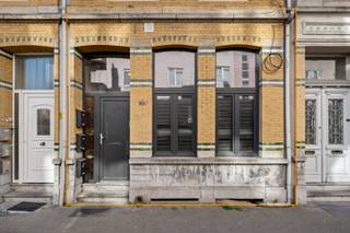 In 2060 Antwerpen, verborgen achter een karaktervolle gevel, vind je dit op te frissen gelijkvloerse 1 SLK-appartement met stadstuintje.<br /><br />Vlakbij het groen van Park Spoor Noord en omringd door leuke horeca. Geniet van een koffie of brunch bij Brandbar, een aperitief en hapje bij Café Commercial of uitgebreid tafelen bij Veranda. Je bent in de buurt van supermarkten, het openbaar vervoer en een velo-station. Het hippe Eilandje en het stadscentrum zijn fietsafstand, net als supermarkten, openbaar vervoer<br /><br />Het appartement biedt een goede basis aan maar wacht op iemand die het met wat liefde een nieuw leven inblaast. De open keuken is geïnstalleerd is met oven, vaatwasser, kookplaat, dampkap. De badkamer is uitgerust met douche, lavabo en toilet. <br /><br />Interesse? Plan nu je afspraak in via info@jamar.immo of 03 435 31 33.<br /><br />Wg, Vg, Vkr, geen overstromingsgebied