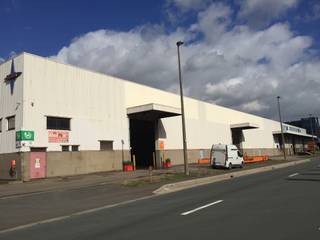 - Unit 4.484m²- 8 meter vrije hoogte- laad- en loskades- gelijkvloerse poorten : elektrisch bedienbaar- LED verlichting- Dak voorzien van...