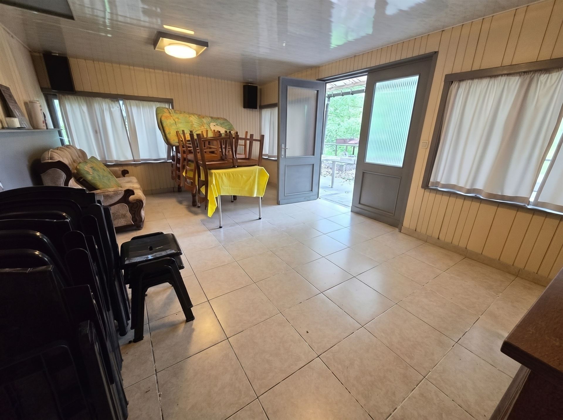 Prachtig gelegen chalet omkaderd in het groen met 2 grote vijvers gelegen op een perceel van 75a40ca. Zuid gericht. - foto 4