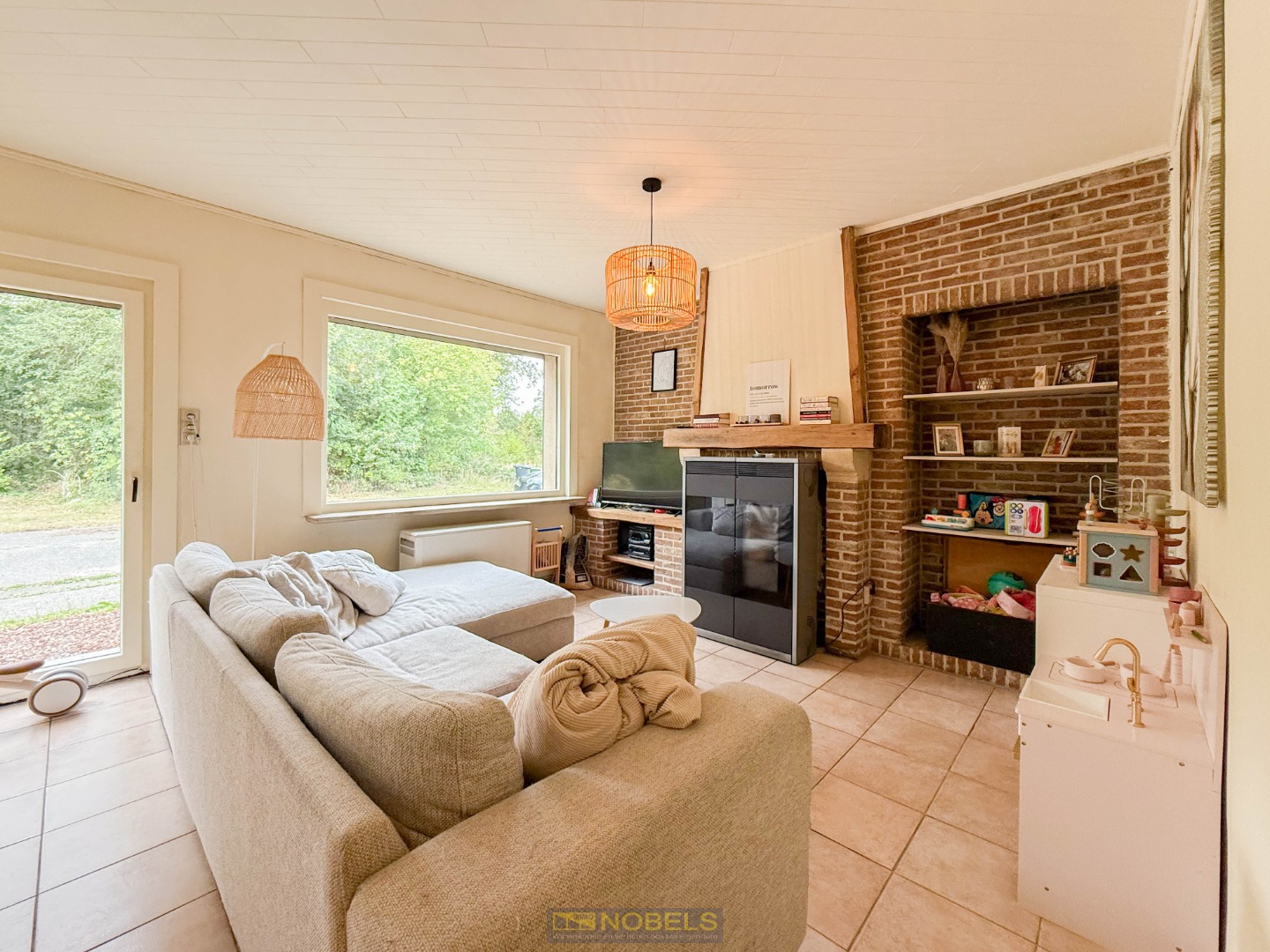 Te koop, instapklare starterswoning met tuin, garage en veranda in vlot bereikbaar Zwijnaarde - photo 1