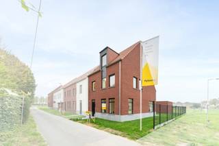 Deze nieuwe, energiezuinige woningen bouwen we nabij de Kortrijkstraat in Menen: een nieuwe, aangename woonbuurt op 1,9 km van de Grote Markt met een ruim aanbod aan winkels en horecazaken. Via de N32 geniet je van een vlotte verbinding met de A19, E403, ... Menen ligt aan de Leie met tal van mooie wandel- en fietsroutes.
Deze tijdloze nieuwbouwwoningen beschikken over: een inkomhal met toilet, een ruime woon- en eetkamer met veel lichtinval, een -naar eigen keuze ingerichte- open keuken, een aansluitende berging en een zuid gerichte tuin waar een dubbele garage met fietsen- en tuinberging opgericht wordt. Op de eerste verdiepding vind je 2 slaapkamers, een badkamer, een afzonderlijk toilet en een berging. De tweede verdieping herbergt nog eens 2 slaapkamers. Kortom: deze woningen bieden een zee aan ruimte!
Je kiest zelf de afwerkingsmaterialen voor keuken, badkamer, vloeren en binnendeuren. Zo kan je precies wonen zoals jij het zelf wilt. Het gebruik van een warmtepomp, in combinatie met vloerverwarming en zonnepanelen zorgt er bovendien door dat jouw toekomstige energiefactuur onder controle blijft (E10).
Een kijkje nemen? Deze 6 nieuwe woningen bouwen we nabij Groenestraat 61. Wil je graag meer info? Contact ons en ontdek alle details!
Deze woning wordt verkocht onder BTW-stelsel.