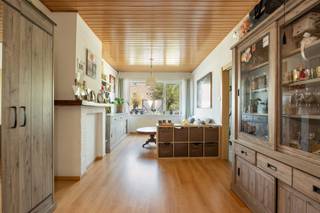 <p>Algemeen:</p><p>Gezellige en verzorgde woning met 2 slaapkamers en grote tuin, gelegen bij winkels, scholen en openbaar vervoer.</p><p>Ben je op zoek naar een gezellige thuis die rust combineert met een centrale ligging? Deze uitstekend onderhouden woning in de <strong>Wenigerstraat</strong> biedt het allemaal. Dankzij de nabijheid van de Frans Beirenslaan en de August Van Putlei woon je overal dichtbij, terwijl je achteraan geniet van een heerlijke oase van groen.</p><p>Indeling:</p><ul><li><p><strong>Gelijkvloers:</strong> Je komt binnen via de compacte inkomhal die leidt naar de ruime, lichte woonkamer op een warme laminaatparket. De aansluitende, ingerichte keuken biedt een leuk zicht op de veranda. Verder vinden we hier de badkamer met moderne inloopdouche en wastafel, evenals een apart toilet.</p></li><li><p><strong>Eerste verdieping:</strong> Via de overloop bereik je twee volwaardige, ruime slaapkamers met veel natuurlijk licht.</p></li><li><p><strong>Buitenruimte:</strong> De absolute troef is de grote, diepe tuin met handige buitenberging. Ideaal voor wie houdt van tuinieren, zonnebaden of een gezellige barbecue.</p></li></ul><p>Algemene informatie:</p><p>Ruimtelijke ordening: Gvkr, Wg</p><p>Huur: 1038 € / maand</p><p>Algemene toestand:</p><p>Plat dak bedekt met roofing (niet geïsoleerd), Cv -ketel op gas 2000</p><p>Beschikbaarheid: na normale opzegperiode</p><p>Interesse?</p><p>Zoekt u een leuke woning in Borsbeek ? Aarzel niet langer en neem contact op via 03/459.89.59 of www.altro-vastgoed.be</p><p></p>