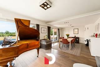 Vrijstaande woning gelegen te Sint-Kruis (Brugge), op een optimale uitvalsbasis richting Brugge & Damme en omgeving, en vlakbij winkels, openbaar vervoer, ontspanning, enz. Het eigendom is ingeplant op een perceel van maar liefst 1.149m², en beschikt over een fraaie tuin dewelke zicht biedt op de mooie en open agrarische omgeving. <br /><br />De volledig instapklare woning beschikt enerzijds over een ruime inkomhal, een lichtrijke L-vormige leefruimte met zitgedeelte en eetplaats, een grote keuken met inbouwtoestellen en bijkeuken, 5 ruime slaapkamers, een badkamer (met bad en douche), een dressingruimte en zolder. Naast de woning is er ook een grote oprit, dewelke uitgeeft op een zeer praktisch garagebouw van ca. 30m² groot.<br /><br />Daarnaast is er op het gelijkvloers ook een kantoor-/praktijkgedeelte met aparte inkom, wat de woning ideaal maakt voor een combinatie van wonen & werken. <br /><br />Daarenboven bevindt zich aan de rechterzijde op het gelijkvloers een extra woon-eenheid, dewelke ingericht is als een (volledig instapklaar) 1slk-appartement, waardoor dit eigendom ook in aanmerking komt als kangoeroewoning, of als eventuele extra professionele ruimte, ontspanningsruimte, enz. <br /><br />Kortom: Een bijzonder veelzijdige en verrassend ruime woning die ook ruimte biedt voor professionele activiteiten, kangoeroewoning en/of ontspanningsmogelijkheden, en met een ruime tuin met prachtige zichten op de landelijke omgeving, en dit alles op een bijzonder goede uitvalsbasis nabij Brugge.