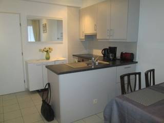 Mooie studio te huur vlakbij duinen en strand! <br />Studio bestaande uit living, keuken, badkamer met inloopdouche en toilet. <br />Gemeubeld.<br />EPC: 316 kWh/m2<br />Ingemaakt bed in wandmeubel.<br />Fietshaak nummer 5 in de residentie zelf.<br />Maandelijkse huurprijs: 600 EUR + provisioneel bedrag van 50 EUR algemene onkosten = 650 EUR per maand.<br />Vrij per 01/10/2026.