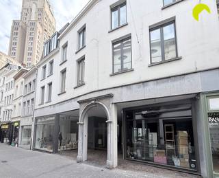 <p><span>Gelegen in het historische hart van Antwerpen, tussen de Lombardenvest, de Meir, de Huidevetterstraat en de Schuttershofstraat, bieden wij u dit ruime appartemetnt in de wijk 'De Wilde Zee'.</span></p><p><span>Je vindt hier een unieke combinatie van historische charme, verfijnde winkels en bruisende stadsbeleving. De ingang van het appartementsgebouw ligt verscholen achter een statige gevel met binnenkoer en vormt een stijlvolle, rustige thuishaven te midden van het beste wat Antwerpen te bieden heeft. </span></p><p><span> </span></p><p><span>Indeling:</span></p><p><span>Via de inkomdeur komen we in een mooie trappenhal en nemen we de brede trap tot bij het appartement op de eerste verdieping. Bij het binnenkomen in de grote leefruimte op parketvloer, valt onmiddellijk de royale lichtinval op, dankzij de hoge raampartijen. </span></p><p><span>De keuken in handige U-opstelling is voorzien van alle nodige toestellen (gaskookplaat, dampkap, oven, microgolf, koelkast, diepvriezer) en een granieten werkblad met dubbele gootsteen.</span></p><p><span>Van hieruit is er toegang tot een aangenaam terras op bankirai. </span></p><p><span>Het slaapgedeelte is afgesloten door een nachthal met glazen deur. Daar vinden we 2 zeer ruime slaapkamers (20 m² en 16 m²), beiden op parketvloer.</span></p><p><span>De eerste badkamer is zeer ruime en voorzien van een ligbad, badkamermeubel, toilet en bidet. De tweede, compactere badkamer heeft een douche, lavabo en toilet.</span></p><p><span>Verder is er nog een handige berging/technische ruimte met de zekeringkast, de CV-ketel, een wastafel en een aansluiting voor wasmachine/droogkast. </span></p><p><span>Op de binnenplaats is een gemeenschappelijke fietsenstalling, voorzien voor de bewoners van het gebouw.</span></p><p><span> </span></p><p><span>Nuttige informatie:</span></p><ul><li><span>Maandelijkse kosten: 90,00 (provisie water, minuterie, algemeen onderhoud)</span></li><li><span>Beschikbaar vanaf 1/11/2026</span></li><li><span>EPC: 199 kWh/m² - B-label</span></li><li><span>Plaatsbeschrijving € 225,-</span></li><li><span>Waarborg: 3 maanden huur</span></li></ul><p><span> </span></p><p><span>Boek nu zelf ONLINE uw afspraak in. Surf naar het betreffende eigendom op onze website www.habicom.be en klik op de roze knop 'PLAN EEN BEZOEK'.</span></p><p><span>Voor meer info surf naar www.habicom.be</span></p><p><span>Benieuwd naar de waarde van jouw woning? Check het gratis op www.watismijnhuiswaard.be </span></p><p><span> </span></p>