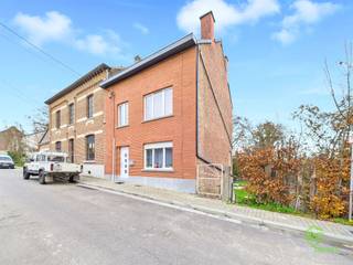 Aan de Vlaams-Waalse grens vinden we in Ezemaal deze ruime gezinswoning op een perceel van 5a 67ca.Dankzij de ligging aan het treinstation is er een...