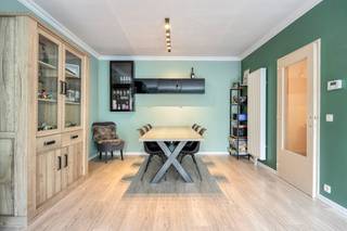 Dit ruime, lichtrijke en instapklare appartement op de tweede verdieping (zonder lift) werd in 2021 bijna volledig gerenoveerd en biedt een perfecte combinatie van hedendaags wooncomfort en een rustige, groene ligging. Het centrum van Brasschaat, natuurgebied De Mik, het Gemeentepark en de golf is allemaal nabij.<br /><br />In 2021 werden onder meer de ramen, keuken, badkamer en vloeren vernieuwd. Ook het dak werd ondertussen geïsoleerd (12 cm) en de terrassen werden aangepakt. Hierdoor zou een nieuw EPC-attest naar verwachting een gunstigere score behalen.<br /><br />Indeling:<br />- Inkomhal met vestiairekast en gastentoilet<br />- Woonkamer<br />- Keuken<br />- Balkon aan de voorzijde<br />- Twee volwaardige slaapkamers<br />- Extra kamer, ideaal als bureau, dressing of berging<br />- Badkamer met inloopdouche, lavabomeubel en aansluiting voor wasmachine en droogkast<br />- Zuid-West gericht terras van ca. 7 m²<br /><br />Bijzonderheden:<br />- Centrale ligging in Brasschaat<br />- EPC 254 kWh / (m² jaar) - Label C (attest van voor renovaties)<br />- Garagebox (17m²) op 1 min wandelen<br />- Elektriciteit conform<br />- Asbestveilig <br />- Gemeenschappelijke kost: €100/maand (kuisen gang, blokpolis, syndicus,  ruimen beerput,...)<br /><br />Interesse? Neem contact op met ons vastgoedkantoor via 03/666 66 66<br /><br />De eigendom wordt aangeboden via de Pre-sale formule. Op 29/07/2026 tussen 15:00 en 20:00 kan u de woning op afspraak komen bezichtigen en een bod uitbrengen. De vermelde prijs is een instelprijs. Voor meer info, gelieve contact op te nemen met de dossierverantwoordelijke.<br /><br />Bestuursmaatregelen in het maatregelenregister: nee