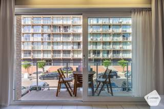 Dit <strong>bijzonder goed onderhouden en energiezuinige </strong>(EPC-label B) appartement bevindt zich aan de zonnige zijde van de gekende residentie ‘<strong>Bernardus B</strong>’ in Nieuwpoort-Bad. Dankzij de <strong>centrale ligging</strong> bevinden zowel de<strong> Zeedijk als de winkelstraat zich op wandelafstand.</strong><br />Het appartement is als volgt ingedeeld:
<ul>
<li>Inkomhal;</li>
<li><strong>Ruime en lichtrijke leefruimte</strong> met schuifraam naar het <strong>zuidwestelijk georiënteerde terras</strong>;</li>
<li>Aangenaam zonneterras met afgesloten bergruimte;</li>
<li>Open en <strong>volledig ingerichte keuken</strong>, voorzien van alle comfort en een aansluiting voor de wasmachine;</li>
<li><strong>Afzonderlijke slaapkamer</strong> met dubbel bed en voldoende kastruimte;</li>
<li>Badkamer met douche, wastafel en toilet;</li>
</ul>
<strong>Enkele troeven:</strong>
<ul>
<li>Extra slaapgelegenheid in de leefruimte;</li>
<li>Centrale ligging, vlakbij de Zeedijk;</li>
<li>Gunstig EPC-label B;</li>
</ul>
<br />Een verzorgd appartement op een uitstekende locatie dat zeker een bezoek waard is.