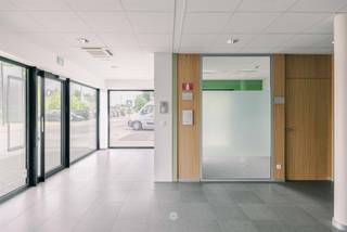 <p><span>BERCHEM - Bent u op zoek naar een veelzijdige handels- of kantoorruimte in centrum Berchem? </span></p><p><span> </span></p><p><span>Het pand heeft een totale oppervlakte van 168m² en werd gebouwd in 2016. Dankzij de recente bouw geniet het pand van een degelijke en kwalitatieve basis en biedt tal van mogelijkheden voor verschillende professionele activiteiten.</span></p><p><span> </span></p><p><span>De belangrijkste troeven:</span></p><ul><li><span>4 afzonderlijke praktijk- of kantoorruimtes</span></li><li><span>Ventilatiesysteem D + airco aanwezig</span></li><li><span>Goede visibiliteit </span></li><li><span>Parkeergelegenheid voor de deur</span></li><li><span>2 private parkeerplaatsen </span></li><li><span>Centrum Berchem</span></li></ul><p><span> </span></p><p><span>Zo ziet het pand eruit: </span></p><p><span>De handelsruimte bevindt zich op het gelijkvloers en beschikt over een ruime inkomhal met ontvangstruimte. Het pand omvat vier afzonderlijke praktijk- of kantoorruimtes die voor diverse doeleinden kunnen worden ingericht. Daarnaast is er een aparte keukenruimte aanwezig die toegang biedt tot een afgesloten terras.</span></p><p><span> </span></p><p><span>Verder beschikt het pand over twee bergingen, een technische ruimte en een sanitaire ruimte met twee toiletten. Achteraan het gebouw bevinden zich twee privatieve parkeerplaatsen. Er bestaat bovendien de mogelijkheid om bijkomende parkeerplatsen aan te kopen.</span></p><p><span> </span></p><p><span>Belangrijk:</span><span> </span></p><p><span>Richtprijs: €375.000 (Inclusief de twee parkeerplaatsen €10.000)</span></p><p><span>EPC: label A</span></p><p><span>Vrij bij akte</span></p><p><span> </span></p><p><span>Interesse in deze eigendom? Contacteer Céleste voor meer info of een bezoek via <span>oudenaarde@axellenaerts.be</span></span><span> of  055.60.30.00.</span></p><p><span> </span></p>