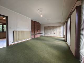 <h3><span>Vrijstaande renovatiewoning met uitzonderlijk mooie ligging in het hart van Maasmechelen</span></h3><p><span>Bent u op zoek naar een woning met karakter, ruimte en vooral een topligging? Dan is deze vrijstaande renovatiewoning in het centrum van Maasmechelen zeker een bezoek waard.</span></p><p><span>De woning geniet van een prachtige en uiterst centrale ligging, op wandelafstand van scholen, winkels, dokters, openbaar vervoer en alle dagelijkse voorzieningen. Hier woont u rustig, maar toch met alles binnen handbereik.</span></p><p><span>Voor de woning zijn er ruime parkeermogelijkheden voorzien. Daarnaast beschikt het pand over een inpandige garage met plaats voor één wagen. Achter de garage bevindt zich bovendien extra bergruimte die ideaal kan dienen als tuinberging.</span></p><p><span>Bij het betreden van de woning komt u terecht in de inkomhal. Van hieruit heeft u enerzijds via de trap toegang tot de eerste verdieping. Op deze verdieping bevinden zich vier slaapkamers, een badkamer en een zolderluik dat toegang geeft tot de ruime zolder.</span></p><p><span>Anderzijds bereikt u vanuit de inkomhal de leefruimte en de keuken. Beide ruimtes zijn afzonderlijk van elkaar ingericht, maar staan eveneens met elkaar in verbinding. Vanuit de keuken komt u in een sas dat toegang biedt tot het gastentoilet en een praktische bergruimte met stookolietank en wasplaats. De wasplaats geeft rechtstreeks toegang tot de inpandige garage. Via de achterdeur in het sas bereikt u de tuin.</span></p><p><span>Deze ruime woning biedt bijzonder veel potentieel voor wie op zoek is naar een renovatieproject op een uitstekende locatie. Dankzij de centrale ligging, de praktische indeling en de ruime bewoonbare oppervlakte vormt dit pand een ideale opportuniteit voor handige kopers die hun droomwoning volledig naar eigen smaak willen realiseren.</span></p><p><span>Interesse? Neem gerust contact op voor meer informatie of een bezichtiging:<br />Carolien@jemar.be<br />0484 35 70 67</span></p><p><span>“Dit pand kan onderhevig zijn aan de renovatieverplichting die door de Vlaamse overheid wordt opgelegd voor residentiële gebouwen. Consulteer voor meer informatie de website van het Vlaams Energie- en Klimaatagentschap via <span>https://www.energiesparen.be/renovatieverplichting-residenti%C3%ABle-gebouwen-2023</span></span><span>”</span></p><p><span> </span></p><p><span> </span></p><p><span> </span></p>
