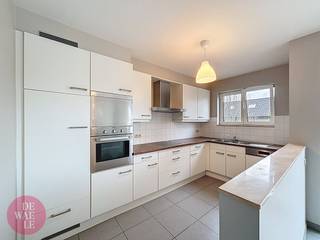 Ontdek dit aangename en lichtrijke appartement te huur in Mechelen, gelegen in de rustige Lindestraat 51. Dit pand bevindt zich op de tweede verdieping van een verzorgd gebouw met lift en biedt alle comfort voor wie in Mechelen wil wonen in een kalme maar goed bereikbare buurt.Beschikbaar vanaf 01/06/2026.Vaste kosten: provisie €60/ maandIndeling: - Inkomhal met apart toilet- Ruime leefruimte met grote raampartijen en open keuken. De leefruimte biedt toegang tot het westelijk georiënteerd terras.- berging- Twee volwaardige slaapkamers met toegang tot het tweede, oostelijk gerichte terras- Badkamer met bad en douche- Ondergrondse staanplaats inbegrepenTroeven van dit appartement in Mechelen:- Twee zonnige terrassen (oost en west)- Lift aanwezig in het gebouw- Autostaanplaats inbegrepen- Rustige ligging in de Lindestraat, met vlotte verbinding naar het centrum van Mechelen, winkels, scholen en openbaar vervoer.Wil je een bezoek inplannen en het appartement zelf ontdekken? Aarzel dan niet om een bezoekaanvraag in te dienen via onze website via de daar voorziene rode balk. Tot dan!