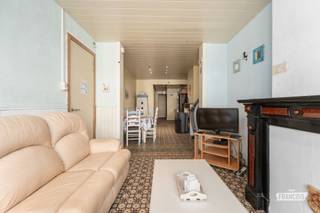 Bent u op zoek naar een woning te koop in Blankenberge met karakter en tal van mogelijkheden? Dit ruime appartement in de Sergeant de Bruynestraat biedt een uitzonderlijke kans voor wie op zoek is naar een uniek project nabij het centrum van Blankenberge. <br /><br />Met een oppervlakte van 127 m² biedt dit appartement een zee aan ruimte en potentieel. De woonst straalt een warme, licht-landelijke sfeer uit met subtiele retro invloeden. Bij het binnenkomen komt u terecht in de charmante leefruimte die naadloos overvloeit in de open keuken. De ruime badkamer zorgt samen met de drie slaapkamers voor het nodige wooncomfort. Daarnaast beschikt het appartement over een ruime, polyvalente ruimte die volledig naar eigen wens kan worden ingericht, aangevuld met een aanpalende badkamer. De ruime bergplaats met toegang tot de koer, aangevuld met een kelder, zorgen voor uitgebreide opslagmogelijkheden. Dankzij de tweede ingang biedt deze woning bovendien de mogelijkheid tot opdeling in twee woonunits.<br /><br />De ligging in de Sergeant de Bruynestraat, op wandelafstand van het centrum van Blankenberge, maakt dit een uitgelezen kans. Interesse in deze ruime woning te koop met unieke mogelijkheden? Vraag vandaag nog uw bezoek aan via Immo Francois Blankenberge. <br /><br />Woning verkopen in Blankenberge? Vraag je gratis schatting aan bij Immo Francois via iben@immofrancois.be.<br /><br />