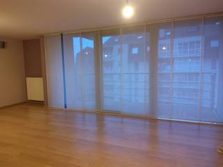 2-slaapkamerappartement met terras en garage te huur!<br /><br />Dit ongeveer 100 m2 grote appartement met ruim terras bevindt zich in een appartementsgebouw in Kessel-Lo, achteraan aan het gebouw gelegen met veel lichtinval! Binnenkomen doe je via de inkomhall die eveneens uitgerust is met een gastentoilet. Iets verder wandel je de gezellige living binnen met een open ingerichte moderne keuken. De keuken is uitgerust met een ingebouwde ijskast, een dampkap, een electrische kookplaat en een oven. ’s Morgens zet je hier een heerlijke kop koffie en geniet je ervan op het gezellige terras, eventueel vergezeld van een vers croissantje. De badkamer moet niet onder doen. Modern met douche en badkamermeubel. Er zijn 2 slaapkamers dus je krijgt al de optie om van een van de twee een dressing of een bureau te maken. O ja, bijna vergeten, een handige berging eveneens te vinden in de hall.<br /><br />De maandelijkse gemeenschappelijke kosten bedragen 130 € (voor lift, verlichting gemeenschappelijke delen .....). Er wordt eveneens maandelijks een voorschot gevraagd van 35 € voor verbruik privaat water.<br /><br />Het appartement is eveneens energiezuinig met een mooi A label (83 kWh/m2).<br /><br />Word jij enthousiast? Info@immovdb.be of geef belletje!