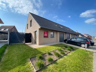 Deze prachtig afgewerkte halfopen bebouwing bestaat uit:<br />°Gelijkvloers: Inkomhal met apart toilet - ruime lichtrijke living - open ingerichte keuken - garage - zongerichte tuin met terras<br />°Verdiep: badkamer met bad, douche en wastafel - apart toilet - 3 slaapkamers - zolder<br /><br />Verwarming op gas - condensatieketel<br /><br />Uitermate rustige ligging!<br /><br />Vrij in overleg