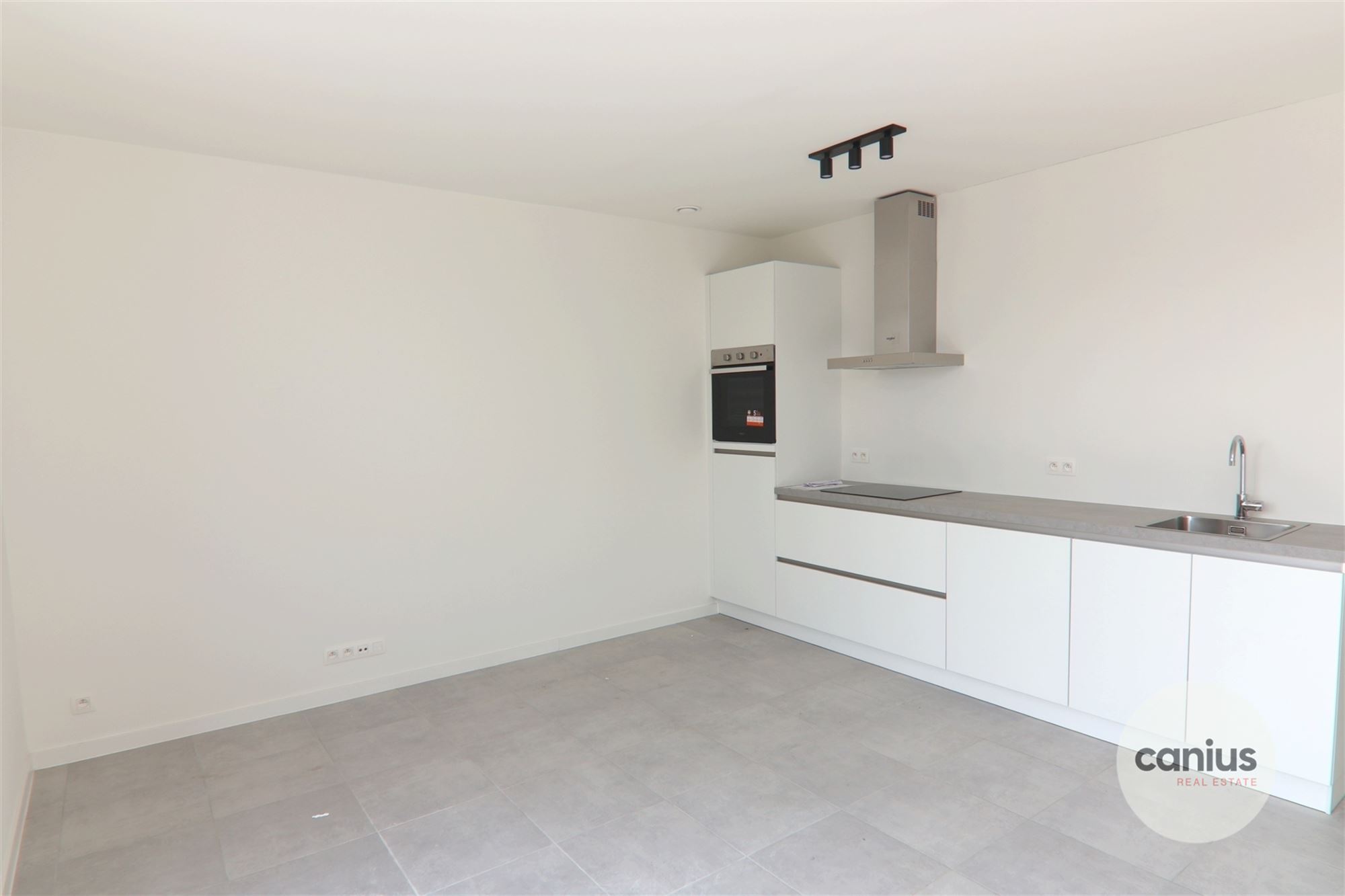 GESCHILDERDE PENTHOUSE IN HARTJE HASSELT MET 1 SLK + 2 TERRASSEN &amp; PARKING - foto 3