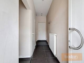 In het centrum van Marke vind je deze gezellige en instapklare woning.<br /><br />Via de inkomhal kom je binnen in de lichtrijke leefruimte met open ingerichte keuken. Achteraan bevindt zich een leuke tuin met tuinhuis, perfect voor ontspanning of extra bergruimte.<br />Op het gelijkvloers is er bovendien een badkamer met hoekbad.<br /><br />De woning beschikt over maar vier slaapkamers, verdeeld over de eerste en tweede verdieping (2 ruime kamers en 2 kleinere kamers).<br /><br />Een warme, centraal gelegen woning met alle comfort binnen handbereik.