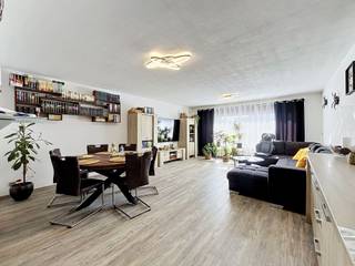 <p><span>Instapklaar appartement nabij het centrum van Roeselare</span></p><p><span> </span></p><p><span>Het appartement beschikt over </span><span>2 ruime slaapkamers</span><span>, een </span><span>gerenoveerde badkamer</span><span>, een moderne open </span><span>keuken</span><span> voorzien van alle toestellen en een ruime, lichtrijke </span><span>leefruimte</span><span>.</span></p><p><span>Daarnaast is er een praktische aparte </span><span>berging</span><span>.</span></p><p><span>Er is een </span><span>garage</span><span> met water en elektriciteit</span><span>, inbegrepen in de prijs</span><span>, en </span><span>parkeergelegenheid voor het gebouw</span><span>.</span></p><p><span>Ook voor de garage kan een extra wagen geparkeerd worden.</span></p><p><span>Dankzij de centrale ligging bevinden winkels, scholen en het </span><span>centrum van Roeselare</span><span> zich allemaal op wandelafstand.</span></p>