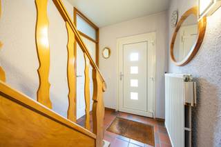 Deze vrijstaande woning is gelegen aan Grens 130 in Arendonk, vlakbij de Nederlandse grens. De ligging combineert een groene, landelijke omgeving met een vlotte bereikbaarheid naar zowel Arendonk centrum als Nederland. Winkels, scholen en verbindingswegen bevinden zich op korte afstand.<br /><br />Bij het betreden van de woning kom je in de inkomhal die toegang geeft tot een gelijkvloerse slaapkamer en badkamer, ideaal voor wie levenslang wil wonen. Verder bereik je de lichtrijke leefruimte met aansluitend de keuken en woonkamer, die in verbinding staat met de veranda en een aangename overgang vormt naar de tuin. De garage is eveneens inpandig bereikbaar. Op de verdieping bevinden zich drie volwaardige slaapkamers en een extra kamer die perfect dienst kan doen als bureau of hobbyruimte. Er is geen zolder, maar wel een kruipruimte. <br /><br />Buiten geniet je van een ruime tuin met een terras gericht naar het zuidoosten, waar je in alle rust en privacy kan vertoeven. De oprit biedt plaats aan minstens vier wagens en wordt aangevuld met een garage.<br /><br />Met een EPC-score van 293 kWh/m²/jaar (label C) voldoet de woning aan de huidige normen en is er geen renovatieverplichting van toepassing.<br /><br />• Vrijstaande woning op ruim perceel van 1.466 m²<br />• Gelijkvloers wonen mogelijk<br />• Zonnige tuin met zuidoostelijk terras<br />• Ruime oprit en garage<br />• Rustige ligging nabij Nederlandse grens