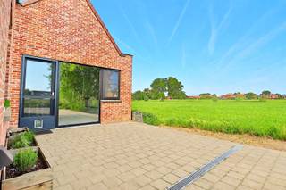 <p><span>*** QUICK SALE MET BIEDPRIJS VANAF 325.000 EUR *</span></p><p><span> </span></p><p><span>Charme, warmte en gezelligheid zijn elementen die deze landelijk gelegen woning kenmerken. Een uitnodigende sfeervolle plek voor wie wil ontsnappen aan de drukte van een stad en wil wegdromen met een zicht over de uitgestrekte velden.  </span></p><p><span> </span></p><p><span>Een extra large leefruimte, met eet -en zithoek, vormt het kloppend hart van deze gezinswoning, licht en zicht zorgen er voor een extra dimensie. Ruime keuken, goed voorzien met veel kastruimte, de nodige toestellen en een indeling die kokkerellen en samenzijn hand in hand laten gaan.</span></p><p><span> </span></p><p><span>Met 4 slaapkamers, dressing, een nette badkamer en twee aparte toiletten is er voldoende plaats voor een gezin. <br /><br />Er is verder een berging aansluitend aan de keuken, een wasruimte, een bergzolder en een grote garage.<br />Buiten is de zon heer en meester en is het zicht fenomenaal, twee terrassen en een gazon zorgen er voor veel buitenplezier.<br /><br /></span></p><p><span>De woning beschikt over een pakket zonnepanelen (6.600WP) die, samen met de warmtepompverwarming, bijdragen aan een bijzonder laag energieverbruik.<br />Deze installatie biedt niet alleen een efficiënte verwarming, maar maakt het ook mogelijk om de woning tijdens warme periodes aangenaam te koelen. </span></p><p><span> </span></p><p><span>ZALIG RUSTIG &amp; VERRASSEND RUIM<br />BIJZONDER LAAG EPC<br />GEEN ASBEST - ELEKTRICITEIT CONFORM</span></p><p><span> </span></p><p><span>*niet bindende vanafprijs, de verkoop komt tot stand door aanvaarding van het uitgebrachte bod</span></p>