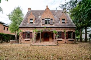 n style=&quot;font-family: Calibri, sans-serif; font-size: 11pt;&quot;&gt;Deze charmante ruime villa is uniek gelegen, residentieel en rustig,...