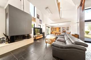 Stunning house renovated in 2007 featuring on the ground floor a beautiful entrance hall with cloakroom and toilet, a bright 100 m² living area...