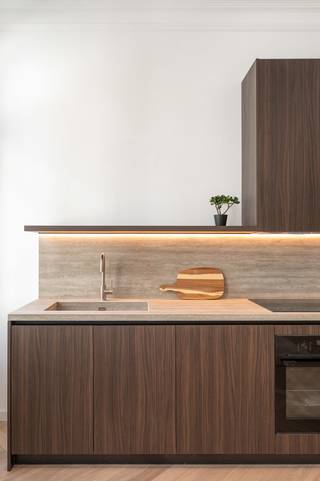 Ben je op zoek naar een trendy, instapklaar appartement op een toplocatie in Antwerpen? Dit recent gerenoveerde appartement ligt op de eerste verdieping van een gezellig, kleinschalig gebouw in de Nottebohmstraat. Gelegen om de hoek van de bruisende Dageraadplaats, woon je hier te midden van gezellige terrasjes, restaurants en de unieke sfeer van Zurenborg, terwijl je binnen geniet van rust en licht.<br /><br />Bij het binnenkomen valt meteen de indrukwekkende combinatie van moderne luxe en historische grandeur op. Dankzij de hoge plafonds, prachtige authentieke moulures en de grote raampartijen aan de straatzijde baadt de leefruimte in het natuurlijke daglicht. Het appartement ademt karakter dankzij twee prachtige authentieke marmeren schouwen. Vooraan bevindt zich de sfeervolle woonkamer en een eetplaats die naadloos aansluit op de gloednieuwe, volledig uitgeruste open keuken. Deze strakke keuken is hoogwaardig afgewerkt en voorzien van alle toestellen. Direct achter de leefruimte tref je de eerste volwaardige slaapkamer aan.<br /><br />Het appartement is verrassend ruim en slim ingedeeld. Via een charmant tussentrapje bereik je het achterste gedeelte van het appartement. Hier bevindt zich een handige bureauruimte, perfect voor wie regelmatig van thuis uit werkt. Verder herbergt dit gedeelte een apart toilet, een grote berging met alle aansluitingen voor een wasmachine en droogkast, en de tweede grote slaapkamer. De badkamer is uitgerust met een comfortabele inloopdouche, modern kraanwerk en een dubbel lavabomeubel. Het volledige appartement is bovendien voorzien van een schitterende, gloednieuwe visgraatparket die het geheel een warme uitstraling geeft. Als extra troef beschikt het appartement over een handige kelderberging voor extra opslagruimte.<br /><br />Zie jij jezelf al wonen op deze unieke droomlocatie in Antwerpen?<br />Maak snel een afspraak voor een bezichtiging via info@goose.be of bel naar 03 369 36 38.