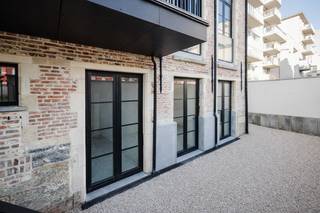 <span><strong>Ligging: </strong></span><br />deze casco kantoorruimte is gelegen op de toplocatie van Gent. <br />Aan de Kouter, het bruisende plein en temidden van het historische centrum met alle winkels, parkings, opera, ... op slechts enkele meters. <br />Centrale ligging met alle uitvalswegen in de nabije opgeving. <br /><br />Deze commerciële ruimte, gelegen in het binnengebied van de residentie B’eau Kouter, een schitterend project in het hartje van Gent.<br /><span>E</span><span>en klassevolle nieuwbouw met appartementen en commerciële ruimtes. <br /></span><br /><br /><span><strong>Indeling: </strong></span><br />deze casco kantoorruimte, circa 157m2, kan u zelf verder inrichten volgens uw eigen wensen en noden.<br />Charmante en authentieke elementen zijn hier nog terug te vinden. <br />Achteraan kan u een groen plekje creeëren.