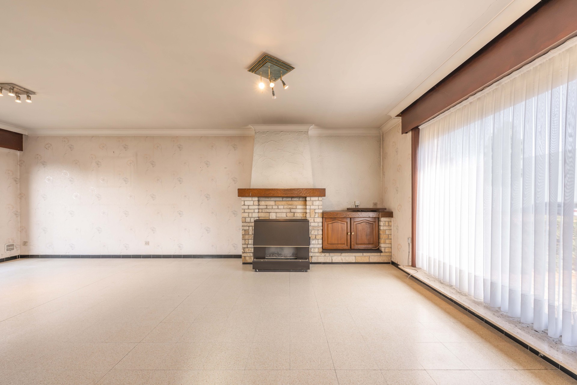 Te renoveren halfopen woning met 3 slaapkamers én zuidwestgerichte tuin met een aparte garage en aansluitende berging in een rustige tuinwijk te koop in Zulte. - foto 5