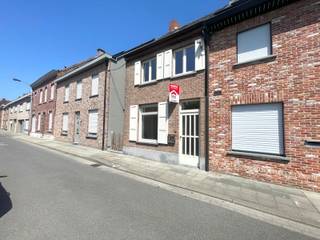 <strong>Geluwe - Instapklare halfopen woning in het centrum van Geluwe palend aan stadspark.</strong><br /><br />Op zoek naar een woning met karakter? Dan is deze instapklare woning zeker iets voor u!<br /><br /><strong>Indeling:</strong><br /><u>Gelijkvloers:</u> woonkamer, eetplaats, keuken, badkamer en tuin<br /><u>1ste verdieping:</u> 2 slaapkamers<br /><u>Zolder:</u> 3de slaapkamer<br />Droge kelder<br /><br /><strong>Troeven:</strong><br />+ Uitweg voor- en achteraan<br />+ Instapklaar<br />+ Zonnige tuin<br />+ Mogelijkheid tot bouwen van een dubbele garage<br />+ Rustige ligging<br />+ Palend aan stadspark<br />+ Zeer verzorgd