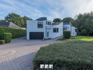 <span><strong>UITZONDERLIJKE VRIJSTAANDE WONING OMGEVEN DOOR GROEN OP EEN ZEER RUIM PERCEEL VAN 39A17CA OP EEN RESIDENTIËLE LOCATIE TE MAASEIK<br /><br />TROEVEN<br /></strong>- Gelegen in het mooie Aldeneik. <br />- Alle belangrijke voorzieningen in de buurt wegens ligging dichtbij het centrum van Maaseik. <br />- Goede verbinding naar Nederland en omstreken. <br />- Verbetering naar EPC C mogelijk! (gedetailleerde simulatie op aanvraag mogelijk!) <br />- Elektriciteitskeuring is conform!<br />- Diverse vernieuwingen sinds 2023: keuken, badkamer, elektriciteit,....<br />- Speels niveuaverschil tussen keuken, zitruimte en eetruimte.<br />- Ruime beklinkerde oprit die direct toegang biedt tot de garage.<br />- Fraai aangelegde voortuin en achtertuin op een royaal perceel van 39A17CA.<br />- 4 terrassen met een uniek en rustgevend zicht op al het groen. <strong><br /></strong><strong><br />KELDERVERDIEPING (-01) <br /></strong>- Gang 1 (2,00m x 2,50m = 5,00m²): trap naar het gelijkvloers, pvc-vloer. <br />- Gang 2 (2,10m x 1,00m = 2,10m²): gepolierde betonvloer. <br />- Garage (5,00m x 6,45m = 32,25m²): automatische sectionale poort, filterinstallatie, smeerput, gepolierde betonvloer. <br />- Berging (3,30m x 2,00m = 6,60m²): gepolierde betonvloer. <br />- Wasplaats (4,40m x 3,75m = 16,50m²): onderkasten, bovenkasten, aansluiting wasmachine/droogkast, wastafel met onderkasten, deur naar de tuin, gepolierde betonvloer.<br />- Resterende kelderruimte is kruipkelder. <br /><strong><br />GELIJKVLOERS (00) <br /></strong>- Inkomhal ((2,10m x 3,50m) + (0,90m x 2,00m) = 9,15m²): glazen deur naar leefruimte, trap naar verdieping 1 en kelder, pvc-vloer. <br />- Zithoek & tv-ruimte (3,25m x 4,85m = 15,76m²): open haard, pvc-vloer. <br />- Eetkamer (4,60m x 5,45m = 25,07m²): schuifraam naar het terras/tuin, airco, pvc-vloer.<br />- Keuken (4,40m x 6,00m = 26,40m²): ingerichte keukenwanden met onderkasten, bovenkasten, diepvries, 2 koelkasten, oven, microgolfoven, koffiezetautomaten, vaatwasser, spoelbak (filterinstallatie), inbouwspots, deur naar de tuin; kookeiland met inductiekookplaat,dampkap, lades; zithoek, pvc-vloer. </span><br /><span>- Slaapkamer 1 (3,20m x 2,50m = 8,00m²): pvc-vloer. </span><br /><span>- Apart toilet (1,20m x 1,20m = 1,44m²): hangtoilet, lavabo, automatische ventilatie, wandbetegeling, tegelvloer. </span><br /><br /><span><strong>VERDIEPING</strong> <strong>+01 </strong></span><br /><span>- Overloop ((1,30m x 2,50m) + (5,20m x 1,30m) = 10,01m²): trap naar het gelijkvloers, houten vloer. <br />- Badkamer (3,20m x 2,00m = 6,40m²): badmeubel met dubbele lavabo, lades, spiegel; hangtoilet, inloopdouche, wandbetegeling, tegelvloer. <br />- Slaapkamer 2 ((4,70m x 2,70m) + (2,00m x 1,20m) = 15,09m²): inbouwkasten, houten vloer. <br />- Slaapkamer 3 (4,00m x 3,00m = 12,00m²): inbouwkasten, houten vloer. <br />- Slaapkamer 4 (3,70m x 4,35m = 16,10m²): houten vloer. <br /><br /></span><strong>VERNIEUWINGEN IN 2023 | </strong>elektriciteit, gyprocwerken/ inbouwspots, pleisterwerken, vloeren, keuken, rolluiken, airco, schuren + verven raamkozijnen, boiler, fronten inbouwkasten, badkamer, toilet, vernieuwing waterleiding, voegwerken buitengevel,..... <br /><br /><span><strong>EXTERIEUR | </strong>4 terrassen,.... </span><span><br /><br /><strong>EXTRA INFORMATIE ASBESTATTESTEN | <br /></strong>- 2 ATTESTEN ( huis & tuin)<br />- Volgens het EPC-attest is de bruikbare vloeroppervlakte 251 m². <strong><br /></strong><br /><strong>EXTRA INFORMATIE | </strong><span>Dit pand kan onderhevig zijn aan de renovatieverplichting die door de Vlaamse overheid wordt opgelegd voor residentiële gebouwen. Alle informatie kunt u terugvinden via https://www.vlaanderen.be/een-woning-kopen/renovatieverplichting-voor-residentiele-gebouwen-vanaf-2023.</span></span>