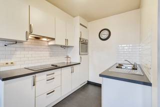 Dit modern appartement in een recente residentie bevindt zich op een uitstekende, centrale locatie in Harelbeke, op wandelafstand van winkels, scholen en openbaar vervoer.<br /><br />INDELING:<br />De ruime en lichtrijke leefruimte met open keuken en eetruimte brengt u via de nachthal naar de slaapkamer. De badkamer is voorzien van een ligbad en lavabomeubel, en er is een apart gastentoilet voor extra comfort. Een praktische berging zorgt voor voldoende opbergruimte.<br /><br /><br />TROEVEN:<br />- EPC A !<br />- Elektriciteit conform AREI<br />- Parkeerplaats inbegrepen<br />- Centrale ligging in Harelbeke<br /><br />Ben je op zoek naar een instapklaar appartement op een toplocatie in Harelbeke? Plan dan vandaag nog jouw bezoek in!<br /><br />REF:AI/26108/K<br />UC: 20250111-003502438-RES-1