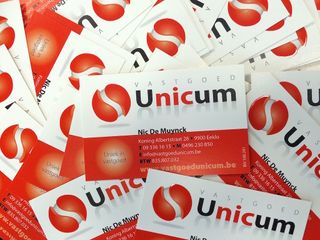 De assistentiewoning krijgt in Villa Moeie een geheel nieuwe dimensie. Grote glaspartijen vloeien moeiteloos over in een strak gebouw. Ruime, overdekte terrassen maken het mogelijk om optimaal van het buitenleven te genieten. Dit gevoel wordt versterkt door de gezamenlijke tuin, waar men onder het tuinpaviljoen kan samenkomen voor een drankje of een babbel. De groene vingers zijn in de nabijgelegen moestuin in hun sas. Sportievelingen vinden zeker hun gading aan de petanquebaan.
Dit nieuwbouwproject omvat 2 gebouwen, het villagebouw en het residentiegebouw. Beiden beschikken over een eigen technische ruimte en fietsenstalling. Hier kunnen ook scootmobiels gestald en opgeladen worden.
In het residentiegebouw op de hoek van de Moeie en de Tieltsesteenweg, worden 27 assistentiewoningen afgewisseld met gemeenschappelijke ruimtes. Hier is onder meer het bureau van de woonassistent gevestigd. Daarnaast is er ook een ontmoetingsruimte met bar en salon, bezoekerstoilet en afvalberging.
Het aparte villagebouw bestaat uit 8 assistentiewoningen, en evenveel private kelders.
De 34 parkeerplaatsen zijn als volgt verdeeld:
- 3 parkeerplaatsen voor zorgverstrekkers en woonassistenten
- 2 (minder)valide bezoekersparkeerplaatsen
- 29 privatieve parkeerplaatsen met gepersonaliseerde beveiligde toegang.
Elke flat heeft een eigen water- en elektriciteitsteller, inbraakwerende voordeur en warmtepomp. Een afzonderlijke inkomhal zorgt voor privacy, de open keuken in de lichtrijke leefruimte maakt het aangenaam om familie en vrienden te ontvangen. De slaapkamers zijn royaal van grootte, zodat een dubbel bed én een kast er makkelijk passen. In de badkamer zijn discreet hulpmiddelen aangebracht, zoals een zitje in de douche en een handgreep naast het toilet.
Het gehele park is rolstoeltoegankelijk. Doorheen het appartement kan de bewoner een alarm activeren, of de zorgassistent bereiken voor meer hulp. Kortom, sfeer, comfort en hulp waren nog nooit zo toegankelijk!
Wenst u meer info over dit unieke project?
Bel dan Nic van Unicum voor een verhelderend gesprek op 09 336 16 15.