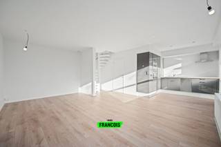 Op slechts 500 meter van het centrum van De Haan bevindt zich deze recent gerenoveerde rijwoning in de rustige Sparrenboslaan.<br /><br />Dankzij de grote raampartijen geniet de woning van een aangename natuurlijke lichtinval. Bovendien biedt de ligging op een privatief terrein extra privacy, waardoor u geen inkijk heeft vanaf de straat.<br /><br />De gelijkvloerse verdieping omvat een ruime en lichtrijke leefruimte met open keuken, ideaal voor wie houdt van een open en gezellige woonomgeving. Ook de vernieuwde badkamer bevindt zich op deze verdieping.<br /><br />Op de eerste verdieping vindt u twee slaapkamers.<br /><br />Een extra troef zijn de zonnepanelen, die recent werden geïnstalleerd.<br /><br />Bent u op zoek naar een instapklare woning, als vaste verblijfplaats of als tweede verblijf aan de kust? Neem dan gerust contact op met Victor via victor@immofrancois.be of telefonisch op +32 470 64 60 28 voor meer informatie of een bezoek ter plaatse.<br /><br />