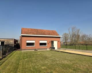 Zeer rustig gelegen woning met prachtig groen verzicht in een straat met nauwelijks verkeer. Goed gelegen met gunstige verbinding naar Heist...