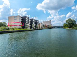 Bent u op zoek naar een unieke woonervaring waar luxe, ruimte en rust naadloos samenkomen? Dit exclusieve appartement biedt u een ongeëvenaard wooncomfort met een adembenemend, vrij uitzicht op een groene en waterrijke omgeving. Met een indrukwekkende bewoonbare oppervlakte van maar liefst 148 m² is dit een absolute buitenkans op de vastgoedmarkt.<br /><br />Een zee van ruimte en licht<br />De royale leefruimte vormt het kloppende hart van deze woonst. Grote raampartijen zorgen niet alleen voor een overvloed aan natuurlijk licht, maar trekken de omliggende natuur als het ware naar binnen. Vanuit uw zetel geniet u elke dag van een rustgevend panorama.<br /><br />Twee terrassen om volop te genieten<br />Het appartement beschikt over niet één, maar twee schitterende terrassen. Dit biedt u de perfecte mogelijkheid om op elk moment van de dag te kiezen tussen zon of schaduw. Hier kunt u in alle privacy ontbijten, een boek lezen of dineren, steeds begeleid door het kalmerende uitzicht op het water en het groen.<br /><br />Drie slaapkamers en een luxueuze badkamer<br />Het nachtgedeelte is ontworpen met oog voor maximaal comfort. U beschikt over drie volwaardige, uitstekend geproportioneerde slaapkamers. Ideaal voor een gezin, het ontvangen van logees, of het inrichten van een rustig thuiskantoor. De uiterst ruime badkamer biedt alle plaats en faciliteiten om in alle comfort aan de dag te beginnen of deze ontspannen af te sluiten.<br /><br />Zorgeloos parkeren en extra bergruimte<br />Aan de praktische kant is eveneens gedacht. Bij dit appartement heeft u de exclusieve mogelijkheid om extra faciliteiten mee aan te kopen die uw wooncomfort compleet maken:<br /><br />Een veilige ondergrondse garagebox<br />Een handige bovengrondse staanplaats<br />Een extra private berging<br /><br />Kort samengevat:<br />Bewoonbare oppervlakte: 148 m²<br />Leefruimte: Royaal en lichtrijk<br />Buitenruimte: 2 volwaardige terrassen met zicht op water en groen<br />Slaapkamers: 3<br />Badkamer: Uiterst ruim en comfortabel<br />Extra's (optioneel aan te kopen): Ondergrondse garage, bovengrondse staanplaats en berging<br /><br />Ervaar de rust, de indrukwekkende ruimte en de hoogwaardige afwerking van dit unieke appartement zelf. Neem vandaag nog contact met ons op voor meer informatie of om een persoonlijke bezichtiging in te plannen. <br />0493 25 14 33<br />jeroen.taillieu@dewaele.com<br /><br />Bestuursmaatregelen in het maatregelenregister: nee