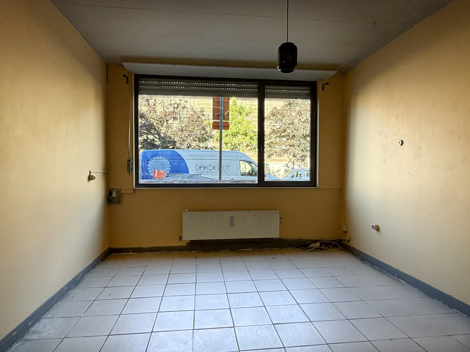 Te renoveren handelsruimte met kelder op toplocatie. - foto 2