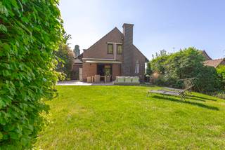 Deze ruime villa met 4 slaapkamers bevindt zich in een residentiële en groene omgeving in Dilbeek, op een mooi perceel van 18a29. De woning...