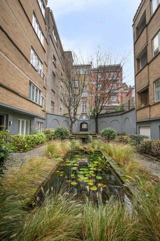 Gelegen in de Bergstraat, in een veilig en discreet binnenhof waar een uitzonderlijke rust heerst voor een stadscentrum, is dit charmante...