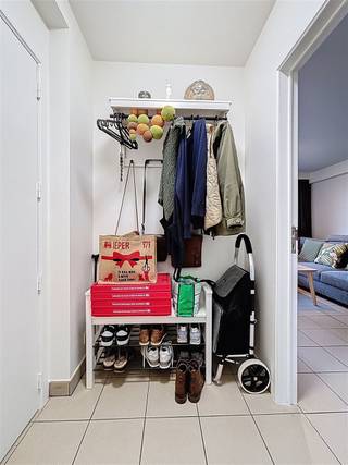 <p><span>Zeer goed onderhouden appartement in centrum Ieper</span></p><p><span>Het appartement omvat een inkomhal met apart toilet, gezellige woonkamer (40m²) met aansluitend terras en ingerichte keuken met berging.</span></p><p><span>Er is een slaapkamer met aansluitend de badkamer met dubbele lavabo, ligbad/douche en aansluiting voor een wasmachine.</span></p><p><span>Op het gelijkvloers is een gemeenschappelijk fietsenberging.</span></p><p><span>Syndickosten zijn reeds inbegrepen in de huurprijs.</span></p><p><span> </span></p><p><span> </span></p><p><span>Gelieve uw huurdersprofiel aan te maken ia onderstaande link: </span></p><p><span><span>https://clee.be/nl/app/kandidaat-stellen/0476526158/304e8c87-9dce-f011-8196-6045bda18f59</span></span><span> </span></p>