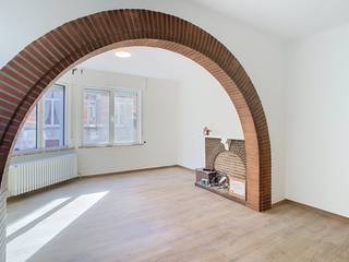 <p>This charming, renovated two-bedroom apartment offers an appealing combination of authentic charm and contemporary living comfort. Thanks to the recent renovation and the preservation of characterful features, such as the herringbone parquet and fireplace elements, you'll enjoy a warm and stylish living environment here.</p><p>Through the entrance hall, you enter the spacious and bright living room. The authentic features give this space a distinctive character, making it a pleasant place to live. Adjoining is the separate fitted kitchen, equipped with a hob, oven, fridge and double sink.</p><p>The apartment also has two spacious bedrooms, which can be flexibly arranged as a bedroom, study or hobby room. The bathroom is fitted with a bathtub with shower, a washbasin and a toilet.</p><p>The location is a key advantage of this apartment. You'll enjoy a very convenient connection to the station and the city centre. Shops, public transport, schools and other everyday amenities are within walking and cycling distance, allowing you to get around easily and efficiently.</p><p>The apartment is available immediately. Individual consumption of gas and electricity is not included and is paid directly by the tenant. In addition, there is a monthly provision for the maintenance of the common areas.</p><p>Are you looking for a renovated two-bedroom apartment with authentic features and a garage box in a practical location? Then arrange your viewing quickly via www.living-stone.be</p>