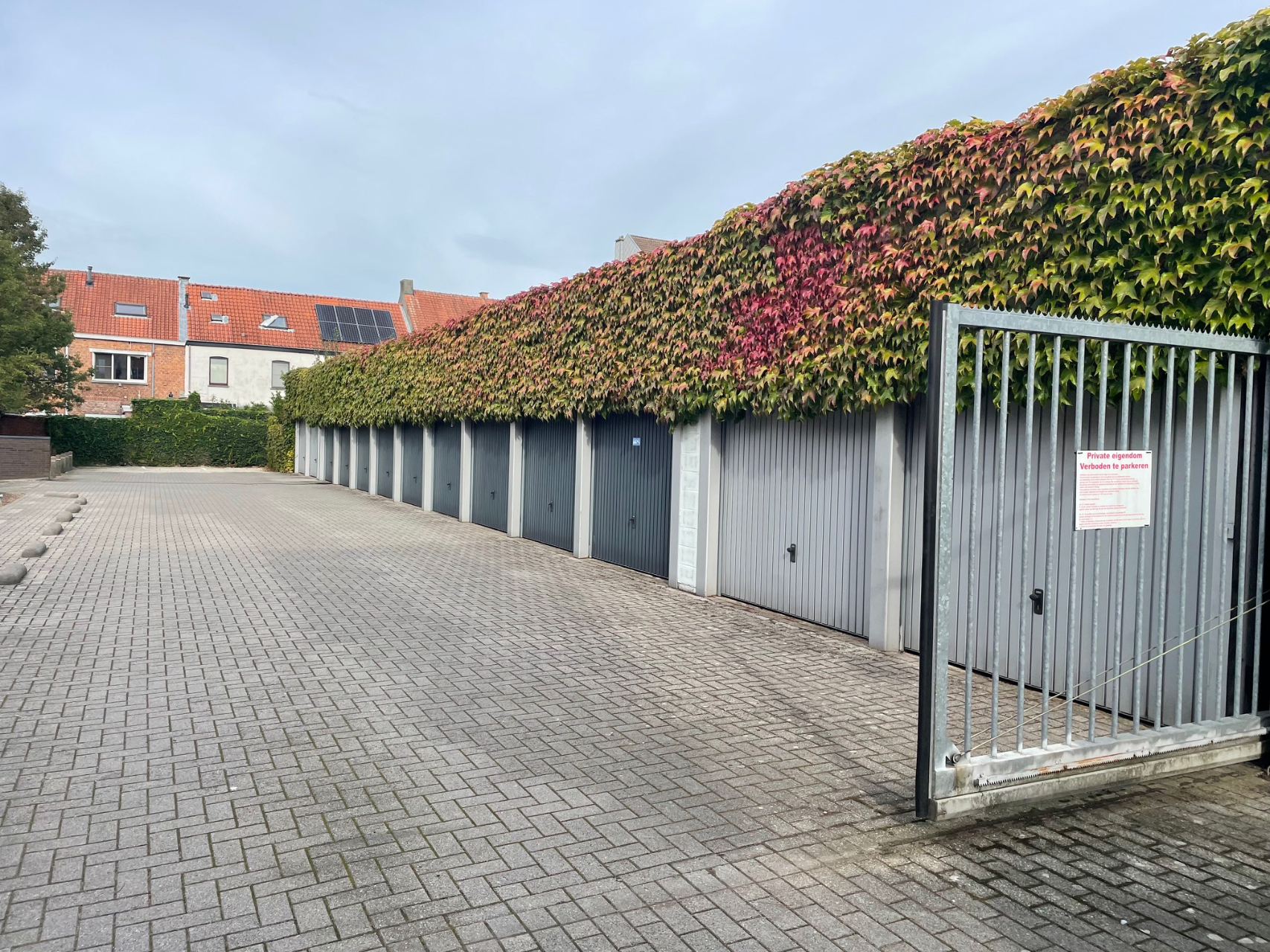 Dubbele garagebox op een afgesloten terrein vlakbij de Grote Markt! - foto 1