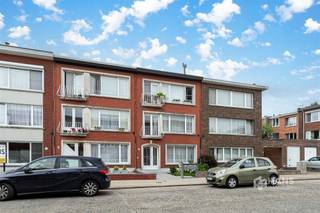 <p><span>Sperwerlaan 6 (glv) - Deurne</span></p><p><span> </span></p><p><span> </span></p><p><span> </span></p><p><span> </span></p><p><span>Instapklaar appartement (76. m²) met 1 slaapkamer en zuid-georiënteerde tuin (91 m²)</span></p><p><span>In deze woonwijk is het rustig wonen, terwijl je tegelijk profiteert van een uitstekende bereikbaarheid. Openbaar vervoer bevindt zich op wandelafstand en ook zijn er verschillende velo-stations te vinden in de directe omgeving. Met de wagen bereik je bovendien vlot de belangrijkste verbindingswegen. Een extra troef is de nabijheid van het Rivierenhof, waar sportievelingen en natuurliefhebbers het hele jaar door kunnen genieten van groen en ontspanning.</span></p><p><span>Het appartement bevindt zich op het gelijkvloers van een kleinschalig gebouw met slechts drie appartementen. Het dak is in 2009 vernieuwd met isolatie en de vaste kosten zijn beperkt tot €35/maand voor water en het licht van de gang. Doorheen de jaren werden verschillende vernieuwingen uitgevoerd. Zo dateren de PVC-ramen met elektrische rolluiken van 2015, werd in 2016 een nieuwe verwarmingsketel geplaatst en kreeg de keuken in 2021 een volledige vernieuwing.</span></p><p><span>Via de veiligheidsdeur kom je binnen in de inkomhal, die toegang biedt tot alle ruimtes. Hier bevinden zich een apart gastentoilet en een praktische berging/wasplaats. Vooraan geniet je van een lichtrijke woonkamer van ongeveer 30 m². Aan de rustige achterzijde liggen de ruime slaapkamer van 15 m² en de aparte keuken van 8 m², die is uitgerust met alle hedendaags comfort.</span></p><p><span>De badkamer van 5 m² beschikt over een ligbad/douche, lavabomeubel, handdoekdroger en een tweede toilet.</span></p><p><span>De absolute blikvanger is zonder twijfel de zuid-georiënteerde tuin van maar liefst 91 m², waar je in alle rust kan genieten van de zon en het buitenleven.</span></p><p><span>Tot slot beschik je nog over twee privatieve kelderbergingen, goed voor extra opslagruimte.</span></p><p><span>Ben je op zoek naar een instapklaar gelijkvloersappartement met een gunstige Epc score en met een ruime, zonnige tuin op een rustige en vlot bereikbare locatie? Mis deze kans niet! Bewoonbare opp. 76 m² – ref.: bruto vloeropp. Voor meer info of een gratis schatting surf naar </span><span><span>www.hansimmo.be</span></span><span>.</span></p><p><span> </span></p>