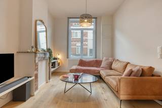 Bent u op zoek naar een charmante, instapklare thuis? Deze prachtig burgerwoning te koop in Gent combineert authentieke gezelligheid naadloos met modern wooncomfort.<br /><br />De woning bevindt zich op een uitstekende locatie, vlak bij het hippe Dok Noord. De buurt kent een sterke opwaardering en biedt een zeer vlotte bereikbaarheid. U wandelt zo naar het groene Kapitein Zeppospark, en met de fiets bereikt u in een mum van tijd het historische stadscentrum.<br /><br />Binnen wordt u verwelkomd in de inkomhal met authentieke trap. De gezellige leefruimte ademt sfeer dankzij de originele schouw. De aansluitende, ruime eetplaats biedt directe toegang tot de heerlijk zonnige stadstuin. Achteraan ligt de volledig uitgeruste keuken met een praktische wasplaats, gastentoilet en kelder.<br /><br />Op de eerste verdieping bevindt zich een riante master bedroom met maatwerkkasten en een luxueuze en-suite badkamer (voorzien van ligbad, inloopdouche, dubbele wastafel en toilet). De tweede verdieping telt twee lichte, volwaardige slaapkamers. De bovenste etage is een royale open ruimte, perfect in te richten als vierde slaapkamer, hobbyruimte of rustig thuiskantoor.<br /><br />Dankzij de kwalitatieve renovatie in 2019, inclusief geïsoleerde achtergevels en zonnepanelen, geniet u van een uiterst energiezuinige woning. Een ideale kans voor wie karakter en stadsleven wil combineren!<br /><br />Bestuursmaatregelen in het maatregelenregister: nee