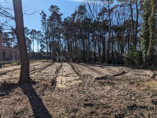 <br />In de Kruisstraat in Houthalen-Helchteren bieden we vier nieuwe bouwgronden aan voor open en halfopen bebouwing, gelegen in een groene en rustige woonomgeving.<br /><br />De centrale ligging zorgt ervoor dat je vlot toegang hebt tot winkels, scholen, openbaar vervoer en belangrijke invalswegen richting Hasselt, Genk en de E314. Hier woon je in alle rust, zonder in te boeten op bereikbaarheid.<br /><br />De percelen zijn bouwrijp en te koop zonder bouwverplichting, zodat je vrij bent om te bouwen op jouw tempo en volgens jouw plannen.<br /><br />De verkoop is nu gestart – grijp deze kans om jouw woonproject te realiseren in Houthalen-Helchteren. 