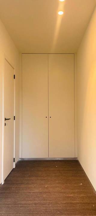 Ontdek deze 4 stijlvolle, energieneutrale nieuwbouwwoningen in Erpe, waar hedendaags wooncomfort, energiezuinigheid en een bijzonder hoog afwerkingsniveau harmonieus samenkomen. Deze woningen werden met veel oog voor detail en kwalitatieve materialen ontworpen en afgewerkt tot een uitzonderlijk mooi geheel.<br /><br />Op het gelijkvloers verwelkomt de inkomhal u met een gastentoilet en praktische vestiaire, waarna u rechtstreeks doorloopt naar de royale leefruimte. Grote raampartijen zorgen voor een aangename overvloed aan natuurlijk licht en creëren een prachtige verbinding met het terras en de gezellige, volledig omheinde tuin. De leefruimte beschikt over stijlvolle ingemaakte kasten en sluit naadloos aan op de moderne, volledig geïnstalleerde open keuken, voorzien van alle hedendaagse toestellen. Aansluitend bevindt zich een praktische bergruimte.<br /><br />Ook buiten is aan comfort gedacht: de ruime oprit biedt plaats aan meerdere wagens en er is een handige buitenberging voorzien voor fietsen en opslag.<br /><br />Op de eerste verdieping bevindt zich de nachthal met een tweede toilet. De masterbedroom beschikt over een eigen ensuite dressing en verder zijn er twee extra slaapkamers. De stijlvolle badkamer vormt een echte blikvanger en is uitgerust met een ruime inloopdouche, vrijstaand ligbad en elegant wastafelmeubel.<br /><br />De woningen zijn voorzien van ingemaakte verlichting en sfeervolle, dimbare verlichting, waardoor elke ruimte precies de gewenste uitstraling krijgt. Dankzij de zonnepanelen, vloerverwarming en vloerkoeling geniet u het hele jaar door van een aangenaam binnenklimaat én een bijzonder energiezuinige woning.<br /><br />Ook de ligging is een absolute troef. U woont hier in een rustige en aangename omgeving van Erpe, op korte afstand van Aalst, terwijl u tegelijkertijd geniet van een uitstekende bereikbaarheid. Het station bevindt zich nabij, net als diverse winkels, dagelijkse voorzieningen en andere faciliteiten. Bovendien zijn de opritten van de E40 richting Brussel en Gent vlot bereikbaar, waardoor zowel woon-werkverkeer als verplaatsingen in de ruime regio bijzonder gemakkelijk verlopen.<br /><br />Een unieke combinatie van stijlvol wonen, energiezuinig comfort, een hoogwaardige afwerking en een uitstekende bereikbaarheid. Deze woningen zijn tot in de kleinste details verzorgd en vormen een echte parel voor wie op zoek is naar een kwalitatieve, hedendaagse nieuwbouwwoning in een aantrekkelijke omgeving.